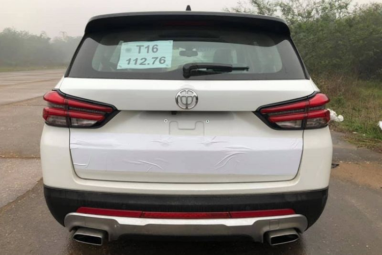 Tại Việt Nam, mẫu xe CUV Brilliance V7 được đưa về duy nhất một phiên bản với mức giá công bố 738 triệu đồng, mức giá này chỉ hơn một chút so với Hyundai KONA 1.6L T-GDI đang có giá 710 triệu đồng. Tạm tính, mức giá xe Brilliance V7 lăn bánh là hơn 800 triệu đồng khiến nó khó có cửa so với CUV 5 hay 5+2 đến từ Nhật Bản và Hàn Quốc.