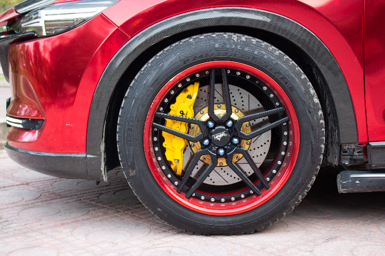 Nhiều chi tiết ngoại thất sử dụng vật liệu sợi carbon như nắp capo, cản trước, cản sau, ốp gương chiếu hậu...