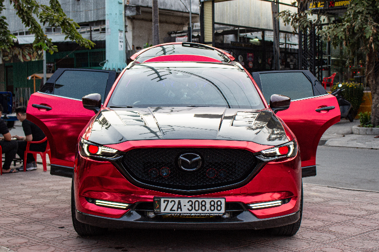 Hệ thống đèn pha dạng projector màu đỏ khiến phần đầu Mazda CX-5 độ tiền tỷ trông dữ dằn hơn.