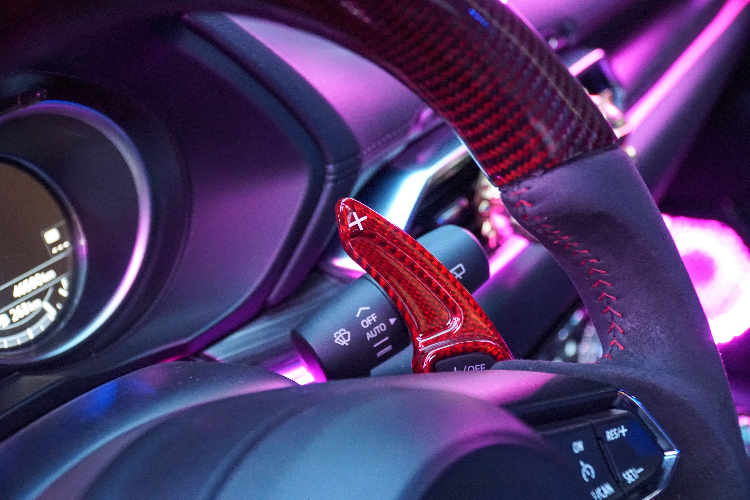 Trần xe cũng được độ dạng bầu trời sao, lấy ý tưởng từ những chiếc xe Rolls-Royce.