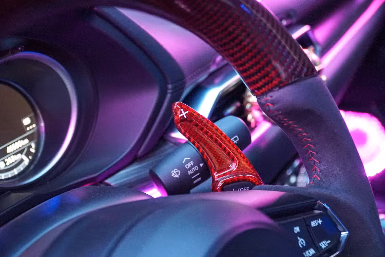 Trần xe cũng được độ dạng bầu trời sao, lấy ý tưởng từ những chiếc xe Rolls-Royce.