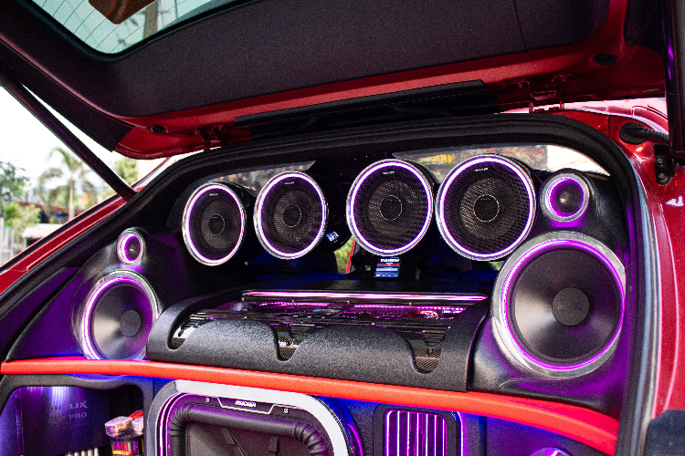 Bên cạnh hệ thống âm thanh trong cabin, phía sau cốp còn chứa dàn loa và đèn LED. Loa bass đến từ thương hiệu Kicker của Đức, bộ xử lý của Helix và một số bảng mạch do JBL sản xuất. 