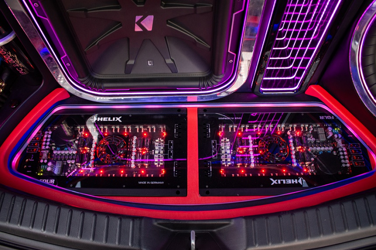 Với hệ thống âm thanh ánh sáng công suất khủng này, chiếc xe sẽ giúp chủ nhân có những buổi dã ngoại thú vị hơn. Được biết chi phí để độ xe Mazda CX-5 vào khoảng 1 tỷ đồng, thời gian thực hiện trong vòng 2 tháng.