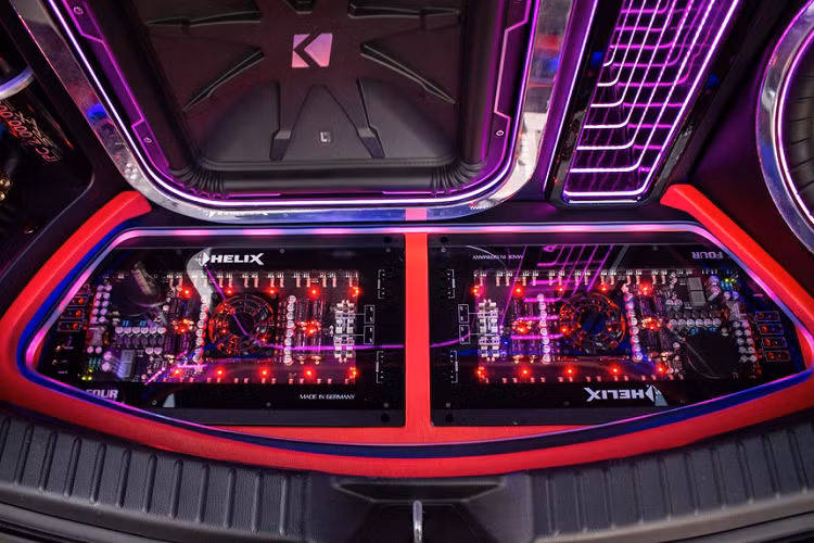 Với hệ thống âm thanh ánh sáng công suất khủng này, chiếc xe sẽ giúp chủ nhân có những buổi dã ngoại thú vị hơn. Được biết chi phí để độ xe Mazda CX-5 vào khoảng 1 tỷ đồng, thời gian thực hiện trong vòng 2 tháng.