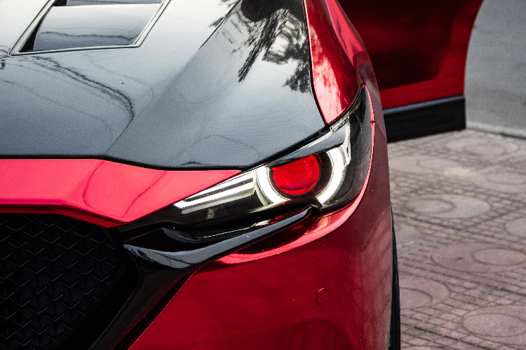 Mâm xe BHM 5 chấu kép đi kèm kẹp phanh màu vàng thương hiệu AP Racing.