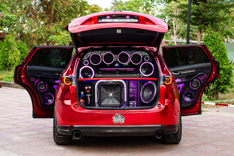 Chiếc Mazda CX-5 2.5 Premium AWD trở nên hầm hố và ngoại hình dữ dằn, thể thao hơn sau khi được chủ nhân nâng cấp rất nhiều chi tiết ngoại thất. 