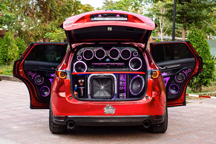 Chiếc Mazda CX-5 2.5 Premium AWD trở nên hầm hố và ngoại hình dữ dằn, thể thao hơn sau khi được chủ nhân nâng cấp rất nhiều chi tiết ngoại thất. 