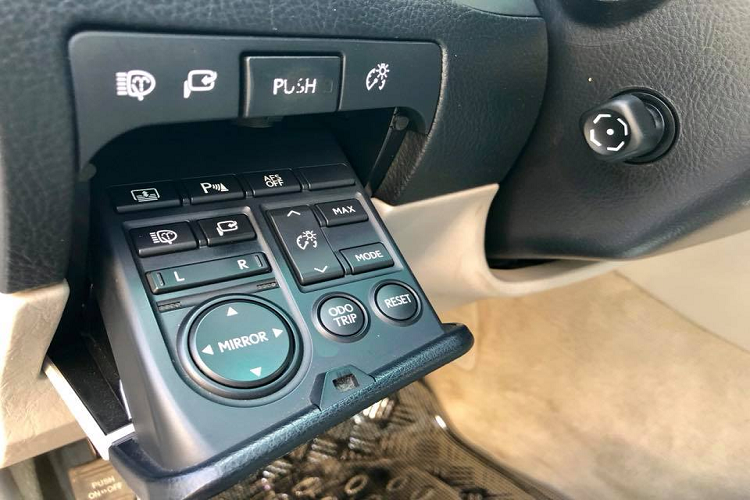 Nội thất của Lexus GS 350 tương đối đơn giản. Vô lăng chỉnh điện khá đầy đủ nút bấm chức năng. Phần diện tích ốp gỗ còn bóng và giữ lại được nét sang trọng. Tuy nhiên, nhựa ốp táp lô đã nhạt màu đi nhiều. Điểm cộng là hệ thống giải trí của xe với đầu ra là dàn âm thanh Mark Levinson.