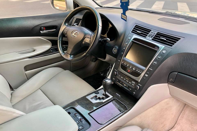 Dù đã qua sử dụng 12 năm, thiết kế ngoại thất trung tính khiến chiếc xe Lexus GS 350 đời 2008 khá “tây” và chưa quá lỗi mốt. Kiểu dáng sedan có hơi hướng lai coupe, trọng tâm xe hạ thấp giúp mang phong cách thể thao, điều này tạo cho chiếc xe sự sang trọng nhưng vẫn rất năng động.