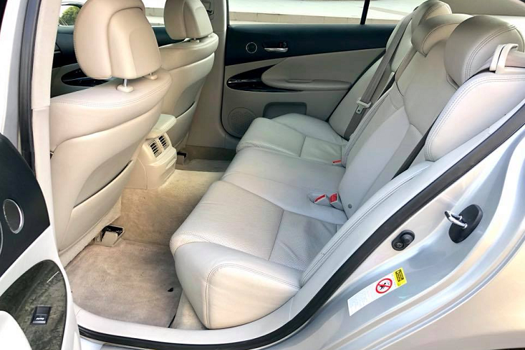 Xe sử dụng động cơ V6 3.5L, kết hợp cùng hộp số tự động tự động 6 cấp cho công suất cực đại 303 mã lực và 274 Nm. 