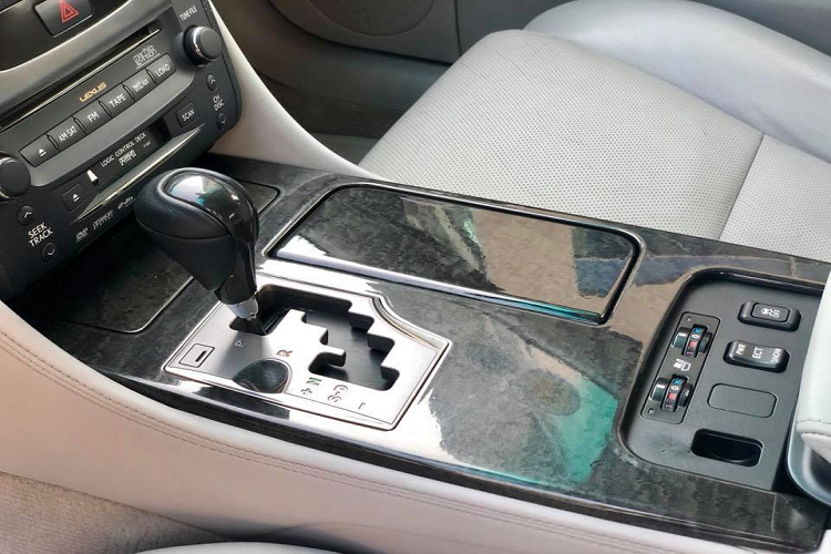 Một trong những điểm thú vị của model này là hàng loạt chức năng của xe được giấu trong một hộp nhỏ phía bên trái tay lái. Nhờ cách thiết kế này, taplo của Lexus GS 350 bớt được nhiều những chi tiết rối mắt.