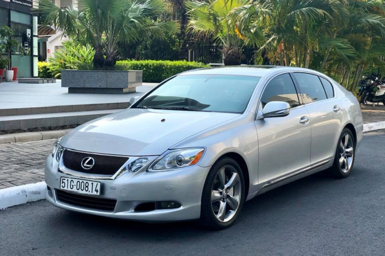 Trong số các mẫu xe sedan Lexus GS 350 có hơi hướng thể thao nhất khi vừa kết hợp giữa phong cách hạng sang và cảm giác lái thể thao. Giá bán của Lexus GS 350 luôn cao hơn dòng ES chính là nhờ yếu tố vận hành và khung gầm dù sử dụng chung động cơ 3.5 V6.
