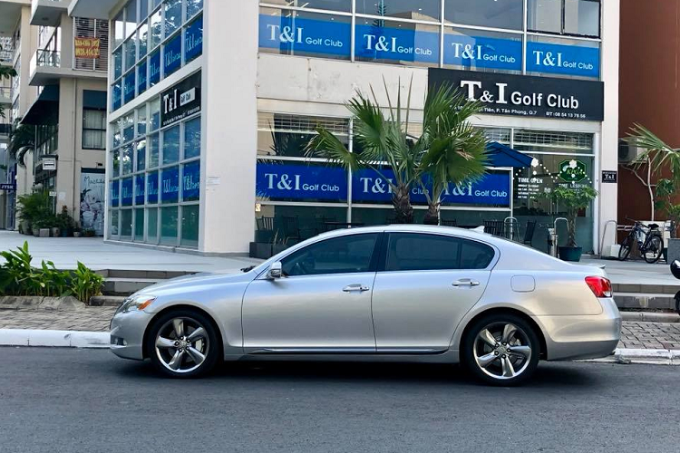 Giá xe Lexus GS 350 cũ tầm 700 triệu đồng vẫ khá cáo, nó phù hợp cho những người sử dụng xe phục vụ mục đích cá nhân và gia đình, yêu thích sức mạnh từ cỗ máy V6 “huyền thoại” của Toyota, đi kèm là cảm giác lái thể thao chỉ có trên dòng xe GS.