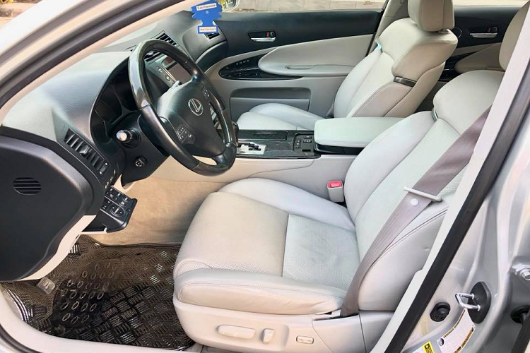 Lexus GS 350 2008 sở hữu thông số dài x rộng x cao lần lượt 4.826 x 1.821 x 1.425 (mm). Lexus GS 350 2008 sử dụng bộ lốp 18 inch 5 chấu đơn với gam màu xám. Phía sau, Lexus GS 350 sử dụng đèn hậu LED, cốp mở cơ và cánh gió thể thao. Cặp pô 2 họng xả cho tiếng nổ khá hiền.