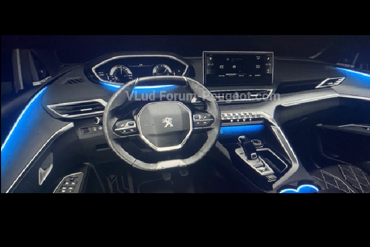 Kiểu dáng đèn hậu không có sự khác biệt nhưng họa tiết bắt mắt và rõ nét hơn. Mâm xe 5 chấu, phối 2 tone màu và có thiết kế hiện đại hơn.