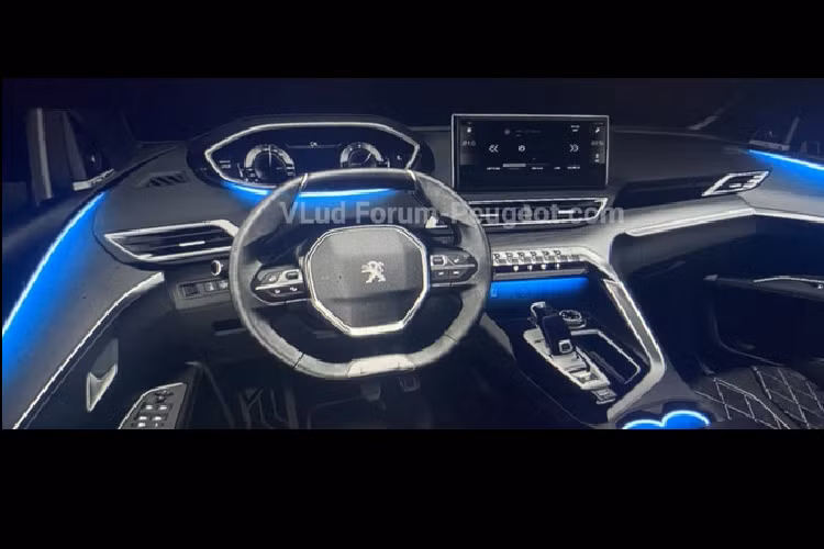 Kiểu dáng đèn hậu không có sự khác biệt nhưng họa tiết bắt mắt và rõ nét hơn. Mâm xe 5 chấu, phối 2 tone màu và có thiết kế hiện đại hơn.