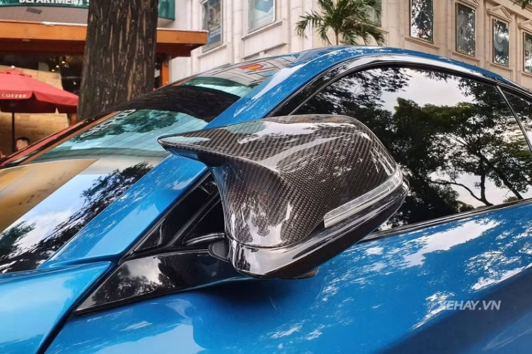 Để tính thẩm mỹ cho xe, Dinan còn bổ sung một số chi tiết bằng sợi carbon như vỏ gương chiếu hậu có thiết kế lạ mắt.