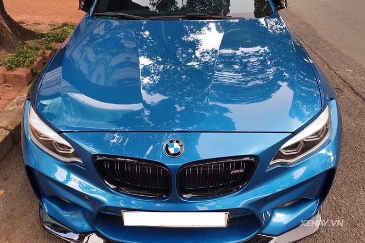 Ngoại trừ các yếu tố kể trên, chiếc BMW M2 Coupe chính hãng đầu tiên về Việt Nam vẫn giống với những "anh em" khác. Xe sở hữu bộ đèn pha Xenon với đèn ngày LED, bên dưới là cản va bo tròn ở các góc, đèn sương mù được lược bỏ để cải thiện khí động học cho xe.