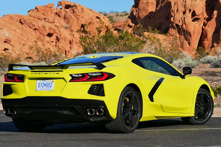 Đối với Corvette Stingray 2021, tên mã cho phiên bản tiêu chuẩn trang bị thêm hệ thống treo từ tính là FE2, thêm vào đó là hai màu sắc mới thay thế hai màu hiện có, cụ thể là Silver Flare Metallic sẽ thay thế Blade Silver, Red Mist Tint Coat sẽ thay thế Long Beach Red.