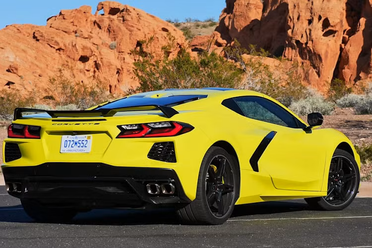 Đối với Corvette Stingray 2021, tên mã cho phiên bản tiêu chuẩn trang bị thêm hệ thống treo từ tính là FE2, thêm vào đó là hai màu sắc mới thay thế hai màu hiện có, cụ thể là Silver Flare Metallic sẽ thay thế Blade Silver, Red Mist Tint Coat sẽ thay thế Long Beach Red.