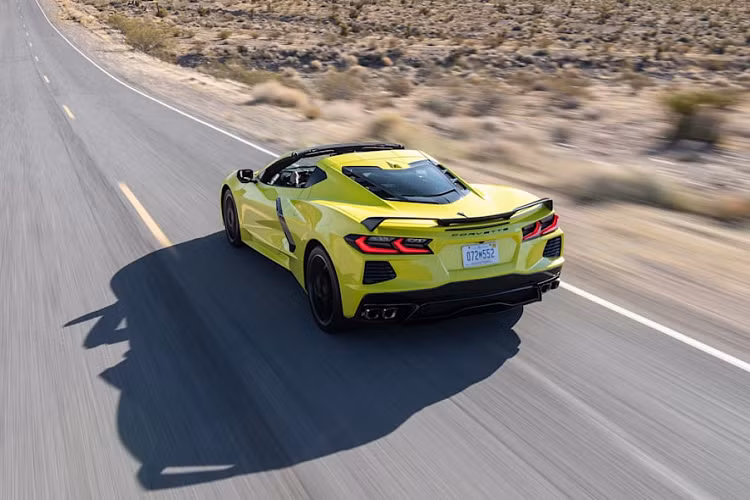 Tập đoàn GM từng tuyên bố mẫu xe thể thao Corvette 2021 sẽ có giá bán dưới 60.000 USD, phù hợp với mục tiêu của Chevrolet là phát triển một mẫu xe thể thao mà bất cứ ai cũng có thể mua được tại Mỹ. Điều đó dấy lên hoài nghi rằng giá bán có thể sẽ tăng lên ở phiên bản năm 2021.