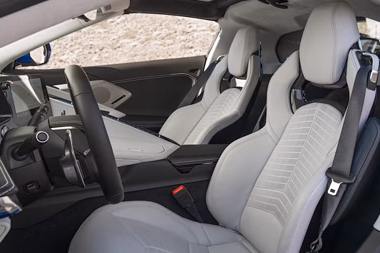 Giá bán của phiên bản coupe 2021 sẽ vẫn được duy trì ở mức dưới 60.000 USD, trong khi đó phiên bản convertible sẽ duy trì ở mức 67.495 USD.