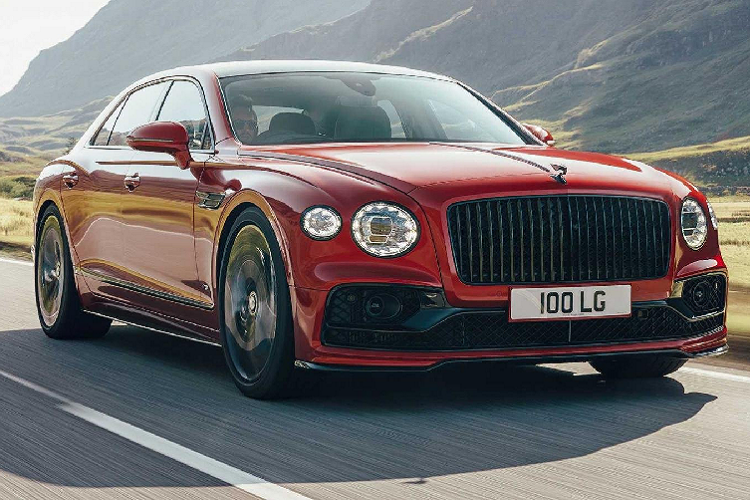  Bentley Flying Spur V8 mới là phiên bản mới nhất của dòng sedan siêu sang của hãng. Được biết, Bentley nhận thấy rằng ngày càng có nhiều chủ sở hữu Flying Spur thích tự mình lái xe hơn thay thuê tài xế riêng. Chính vì vậy, hãng đã tìm ra hướng đáp ứng nhu cầu người dùng và cho ra mẫu xe dành chủ xe giới thượng lưu thích ngồi sau tay lái thay vì ngồi ở hàng ghế sau. 