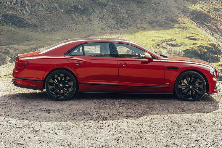 Giá xe Bentley Flying Spur 2021 động cơ V8Bentley chưa công bố, xe hiện đang nhận đơn đặt hàng từ phía hãng xe sang Anh quốc. Quá trình giao xe tại Vương quốc Anh và Châu Âu sẽ bắt đầu vào cuối năm nay trong khi các quốc gia khác sẽ phải chờ tới năm 2021.