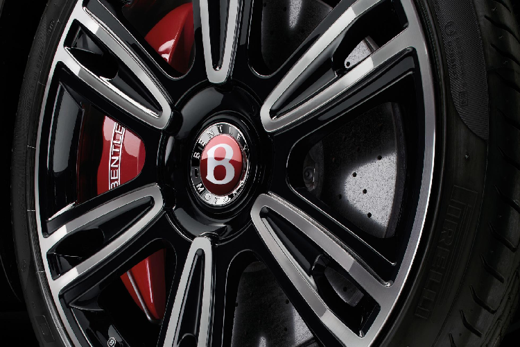 Ở phía sau, khách hàng có thể chọn bố cục ghế cho 2 hoặc 3 người ngồi. Ngoài ra, xe cũng có hộp làm mát đồ uống tùy chọn chứa được 2 chai sâm panh.