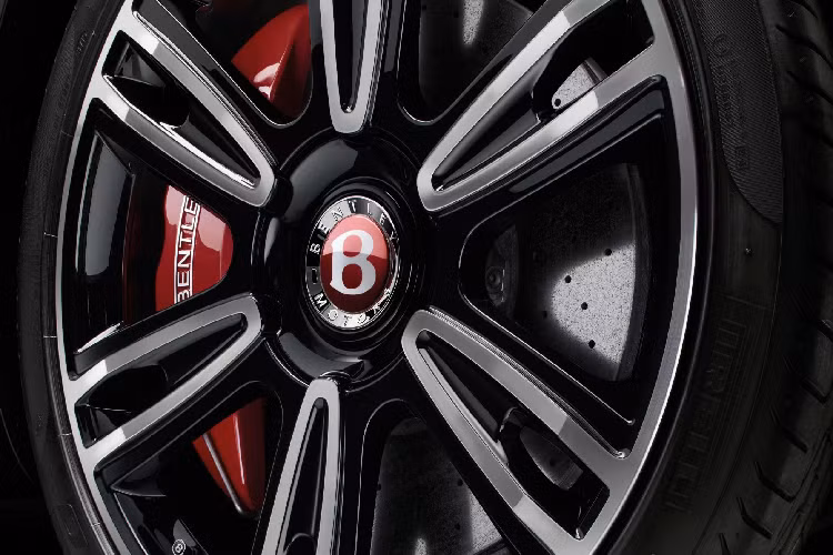 Ở phía sau, khách hàng có thể chọn bố cục ghế cho 2 hoặc 3 người ngồi. Ngoài ra, xe cũng có hộp làm mát đồ uống tùy chọn chứa được 2 chai sâm panh.