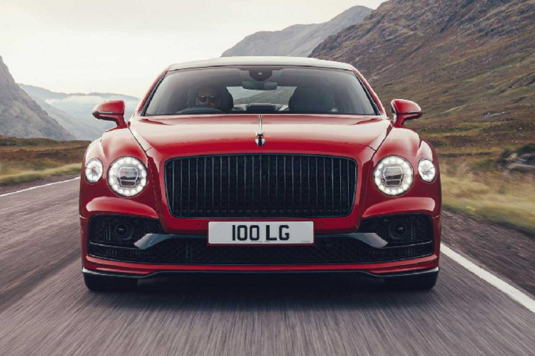 Theo đó, mẫu xe hơi mới Bentley Flying Spur V8 2021 mới trang bị động cơ tăng áp kép 4 lít V8 sản sinh công suất 542 mã lực và mô-men xoắn 770 Nm. Động cơ này có chế độ ngừng hoạt động xi lanh để cải thiện khả năng tiết kiệm nhiên liệu.