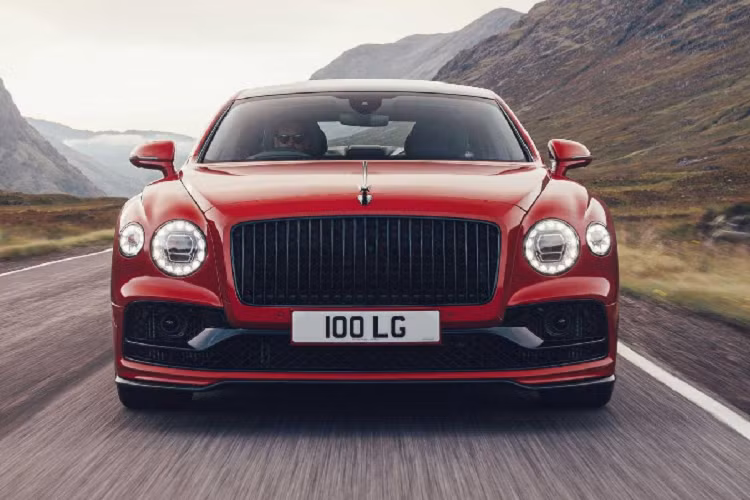 Theo đó, mẫu xe hơi mới Bentley Flying Spur V8 2021 mới trang bị động cơ tăng áp kép 4 lít V8 sản sinh công suất 542 mã lực và mô-men xoắn 770 Nm. Động cơ này có chế độ ngừng hoạt động xi lanh để cải thiện khả năng tiết kiệm nhiên liệu.