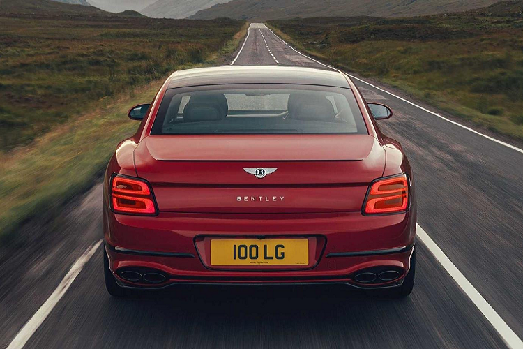 Được biết, mẫu sedan sang trọng có thể tăng tốc từ 0 - 96 km/giờ trong 4 giây trước khi đạt tốc độ tối đa là 318 km/giờ. So với phiên bản W12, Bentley Flying Spur V8 nhẹ hơn 100kg nên mang lại cảm giác lái nhanh nhẹn hơn. 