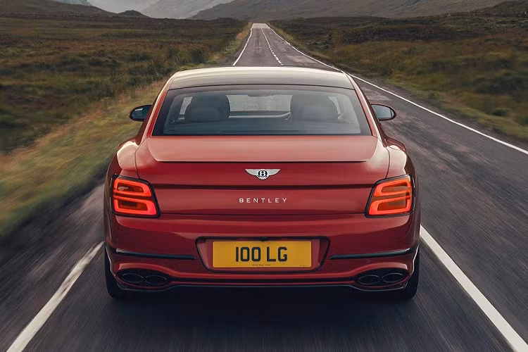 Được biết, mẫu sedan sang trọng có thể tăng tốc từ 0 - 96 km/giờ trong 4 giây trước khi đạt tốc độ tối đa là 318 km/giờ. So với phiên bản W12, Bentley Flying Spur V8 nhẹ hơn 100kg nên mang lại cảm giác lái nhanh nhẹn hơn. 