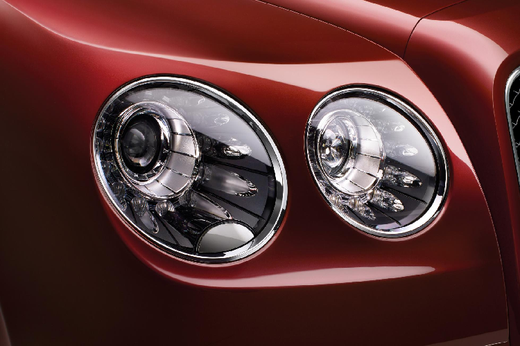 Tuy nhiên, người mua cũng có thể chọn 7 loại trang trí gỗ khác hoặc sợi carbon có độ bóng cao. Được biết, màn hình thông tin giải trí dạng xoay cũng có sẵn dưới dạng tùy chọn.