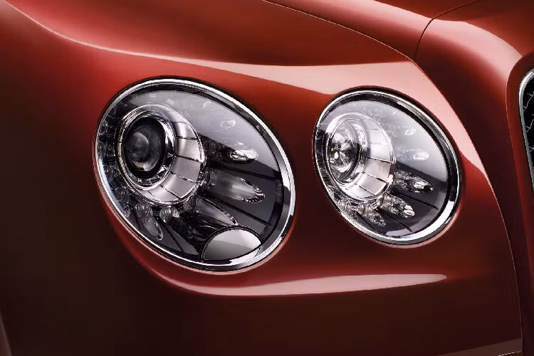 Tuy nhiên, người mua cũng có thể chọn 7 loại trang trí gỗ khác hoặc sợi carbon có độ bóng cao. Được biết, màn hình thông tin giải trí dạng xoay cũng có sẵn dưới dạng tùy chọn.