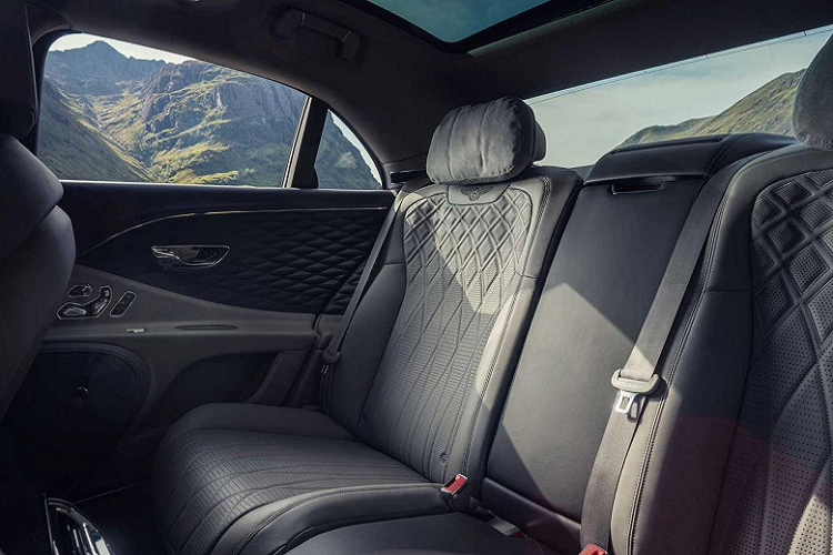 Về ngoại thất, mẫu xe hơi mới xa xỉ Bentley Flying Spur V8 trang bị tiêu chuẩn với la-zăng 20 inch 10 chấu sang trọng. Hơn nữa, người mua có thể bổ sung thêm gói trang bị tùy chọn Blackline Specification với trang trí viền đen bắt mắt.