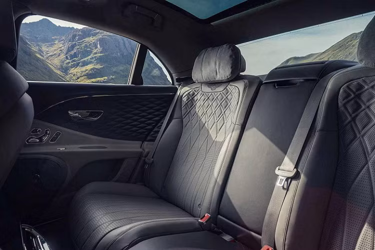 Về ngoại thất, mẫu xe hơi mới xa xỉ Bentley Flying Spur V8 trang bị tiêu chuẩn với la-zăng 20 inch 10 chấu sang trọng. Hơn nữa, người mua có thể bổ sung thêm gói trang bị tùy chọn Blackline Specification với trang trí viền đen bắt mắt.