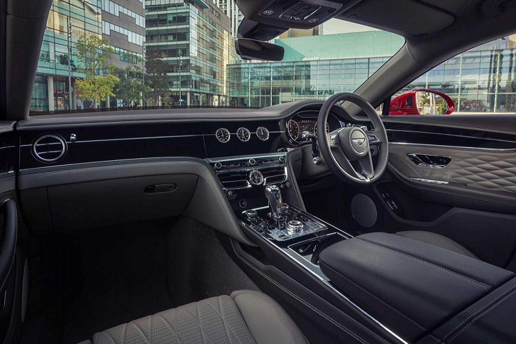 Bên cạnh đó, hệ thống lái 4 bánh điện tử (4WS) tùy chọn sẽ giúp xe xử lý thậm chí còn nhạy bén hơn nữa. Một nâng cấp khác xuất hiện trên xe chính là tính năng Bentley Dynamic Ride sử dụng công nghệ chống lật chủ động.