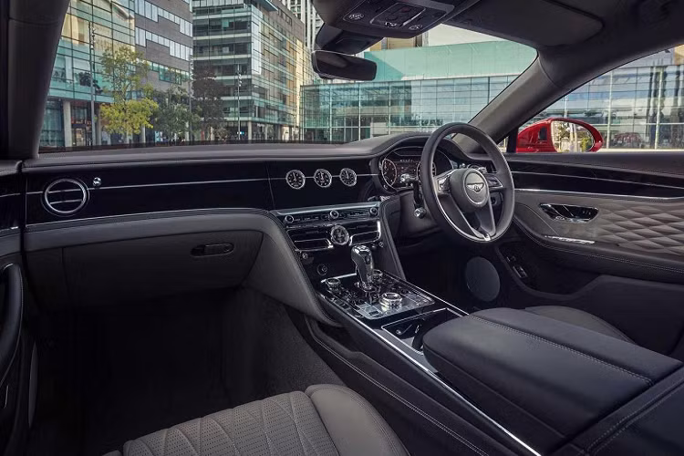 Bên cạnh đó, hệ thống lái 4 bánh điện tử (4WS) tùy chọn sẽ giúp xe xử lý thậm chí còn nhạy bén hơn nữa. Một nâng cấp khác xuất hiện trên xe chính là tính năng Bentley Dynamic Ride sử dụng công nghệ chống lật chủ động.