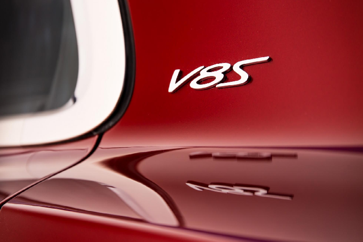 Bên trong, ô tô Bentley Flying Spur V8 sở hữu trang trí gỗ Crown Cut Walnut tiêu chuẩn.