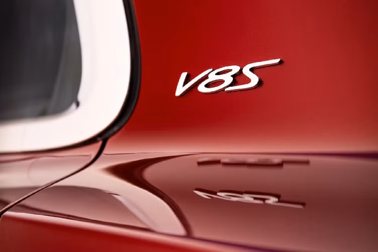 Bên trong, ô tô Bentley Flying Spur V8 sở hữu trang trí gỗ Crown Cut Walnut tiêu chuẩn.