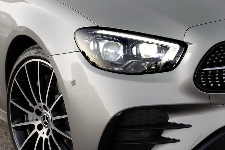 Trong khi đó, mặt sau của xe mang tới sự khác biệt khi Mercedes thay thế cụm đèn hậu nhỏ gọn hình tam giác bằng một thiết kế ngang thon gọn hơn, được lấy cảm hứng chính từ dòng sedan CLS. Các thay đổi mặt sau còn tới từ một số đường viền – nẹp cũng như một bộ cản sau hoàn toàn mới. Cuối cùng, “Mẹc” E 2021 có thêm 3 màu tùy chọn sơn ngoại thất cùng một phần trục cơ sở được kéo dài.