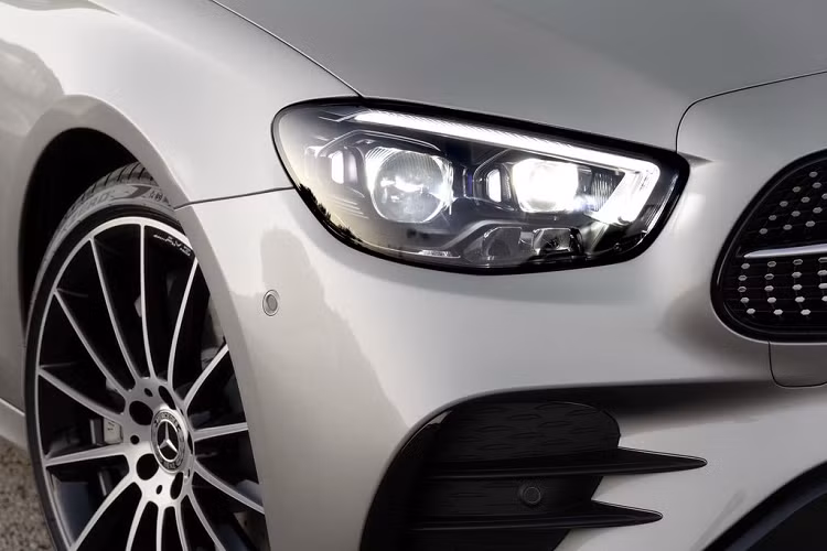 Trong khi đó, mặt sau của xe mang tới sự khác biệt khi Mercedes thay thế cụm đèn hậu nhỏ gọn hình tam giác bằng một thiết kế ngang thon gọn hơn, được lấy cảm hứng chính từ dòng sedan CLS. Các thay đổi mặt sau còn tới từ một số đường viền – nẹp cũng như một bộ cản sau hoàn toàn mới. Cuối cùng, “Mẹc” E 2021 có thêm 3 màu tùy chọn sơn ngoại thất cùng một phần trục cơ sở được kéo dài.