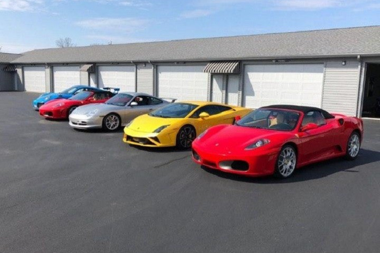 Trong số 7 chiếc xe được rao bán, có cả siêu xe Ferrari và Lamborghini. Đáng tiếc là nhà sưu tập ôtô này không công bố giá của 7 chiếc xe kể trên.