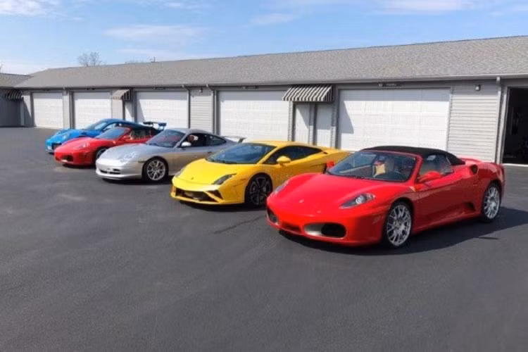 Trong số 7 chiếc xe được rao bán, có cả siêu xe Ferrari và Lamborghini. Đáng tiếc là nhà sưu tập ôtô này không công bố giá của 7 chiếc xe kể trên.