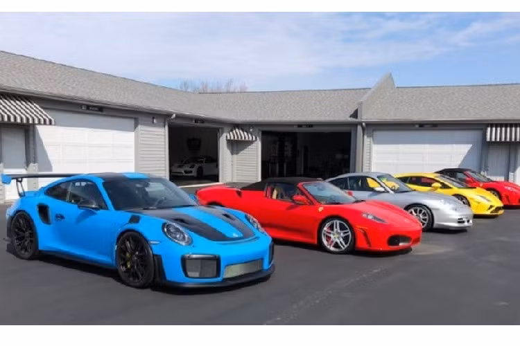 Rất may, một số anh hùng địa phương trên khắp nước Mỹ đã đứng lên để giúp đỡ người dân. Một trong số đó có nhà sưu tập siêu xe sống tại thành phố Fort Wayne, bang Indiana. Mới đây, nhà sưu tập này đã quyết định rao bán siêu xe để giúp đỡ các gia đình trong vùng bị ảnh hưởng bởi dịch Covid-19.