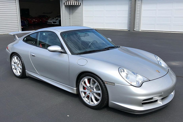 Những chiếc xe được nhà sưu tập ôtô này bán bao gồm chiếc Porsche 911 GT2 RS 2018 độc nhất vô nhị với gói phụ kiện Weissach và được sơn màu xanh dương Mexico Blue. Chiếc xe này mới chạy đúng 260 dặm (khoảng 418 km) và có giá xuất xưởng là 362.000 USD (7,7 tỷ đồng). Bên cạnh đó là chiếc siêu xe Ferrari F430 Spider đời 2007 với số công-tơ-mét ODO chỉ 250 dặm (402 km).