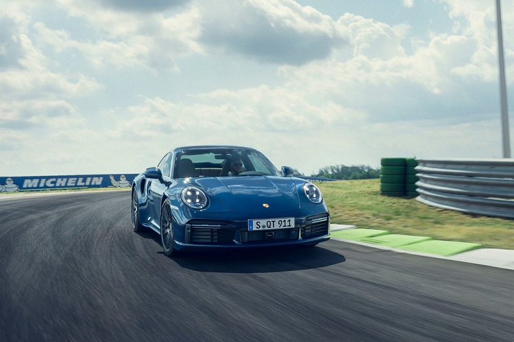 Những yếu tố kể trên giúp mẫu xe thể thao 2 cửa của Porsche có khả năng tăng tốc của supercar. Cụ thể, Porsche 911 Turbo 2021 chỉ mất 2,8 giây để đạt vận tốc 100 km/h từ trạng thái đứng yên. Kết quả này rút ngắn 0,2 giây so với 911 Turbo cũ. Bên cạnh đó, xe có tốc độ giới hạn điện tử là 320 km/h.