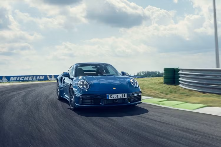Những yếu tố kể trên giúp mẫu xe thể thao 2 cửa của Porsche có khả năng tăng tốc của supercar. Cụ thể, Porsche 911 Turbo 2021 chỉ mất 2,8 giây để đạt vận tốc 100 km/h từ trạng thái đứng yên. Kết quả này rút ngắn 0,2 giây so với 911 Turbo cũ. Bên cạnh đó, xe có tốc độ giới hạn điện tử là 320 km/h.